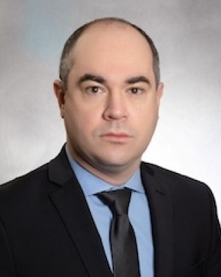 Roger Dias Headshot.