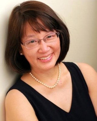 Lisa Wong Headshot.