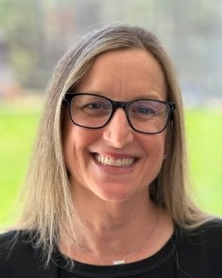 Lynn Wachs Headshot.