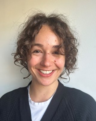 headshot of Caroline Taverna.