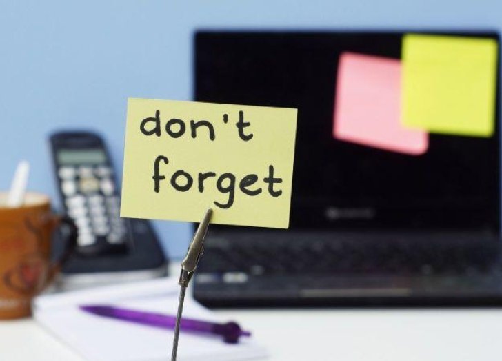 post it note that says don't forget.