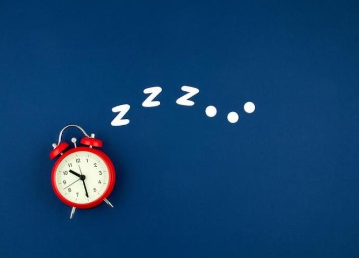 Alarm clock with z's to the right of it.