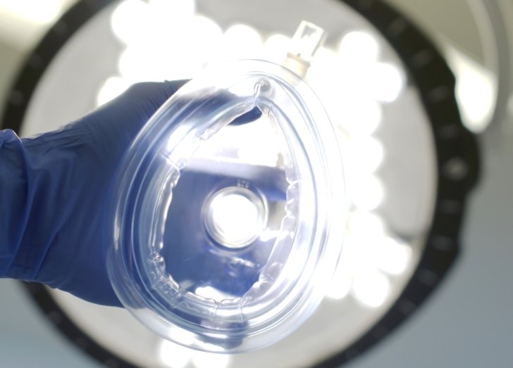 Anesthesia mask and light