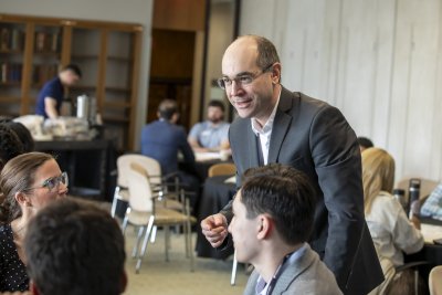 Roger Daglius Dias talking to participants.